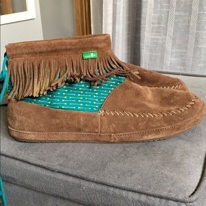 sanuk ankle moccasin boots